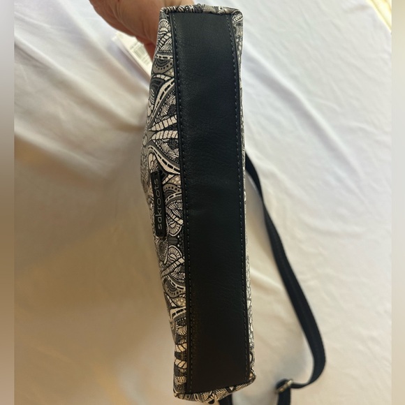 NWT Sakroots Artist Circle Flat Crossbody Black & White Doves Soulful Spirit - Picture 6 of 13